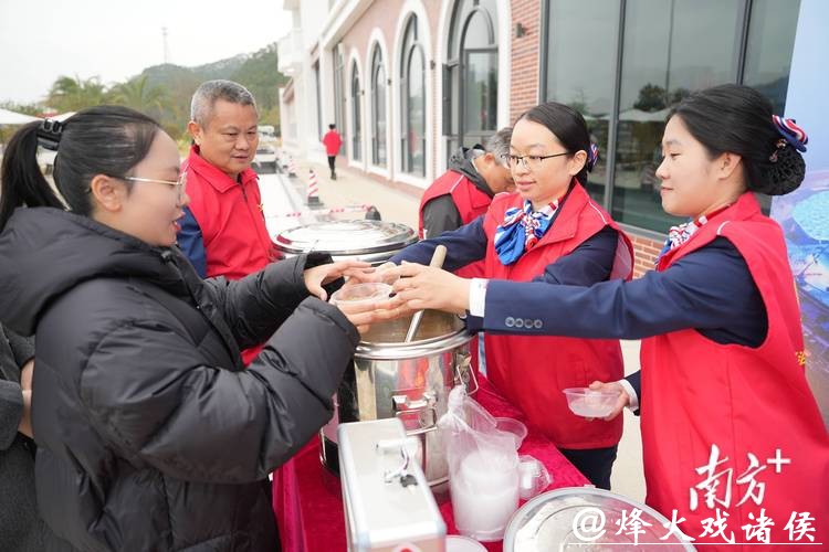 综合服务区里暖意融融，贴心举措为船员送上新春祝福